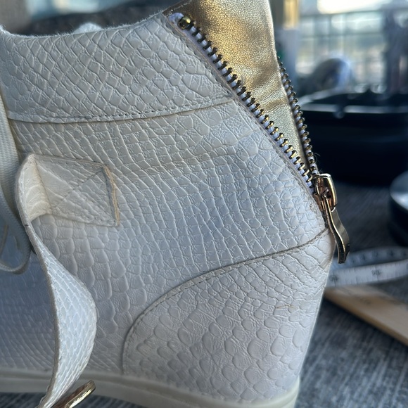 White Lizard Textured PU Leather Golden Eagle Side Zip Platform Sneakers (Sz 10) - Picture 11 of 11